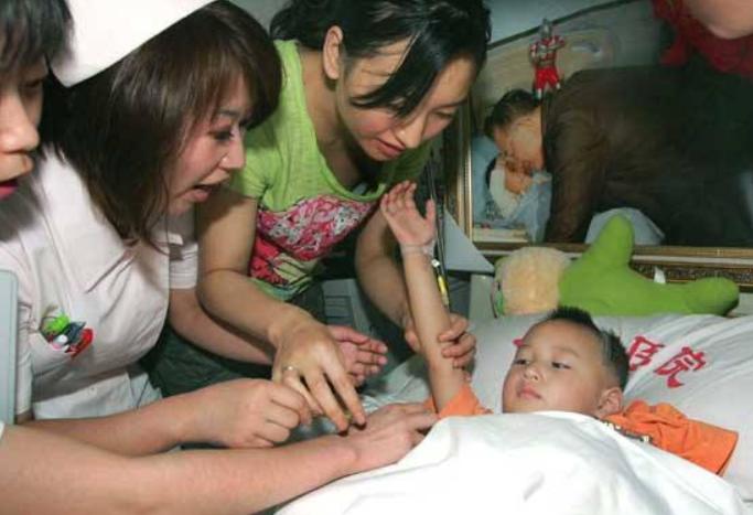 汶川地震中的3岁敬礼娃娃,汶川地震敬礼娃娃完整视频