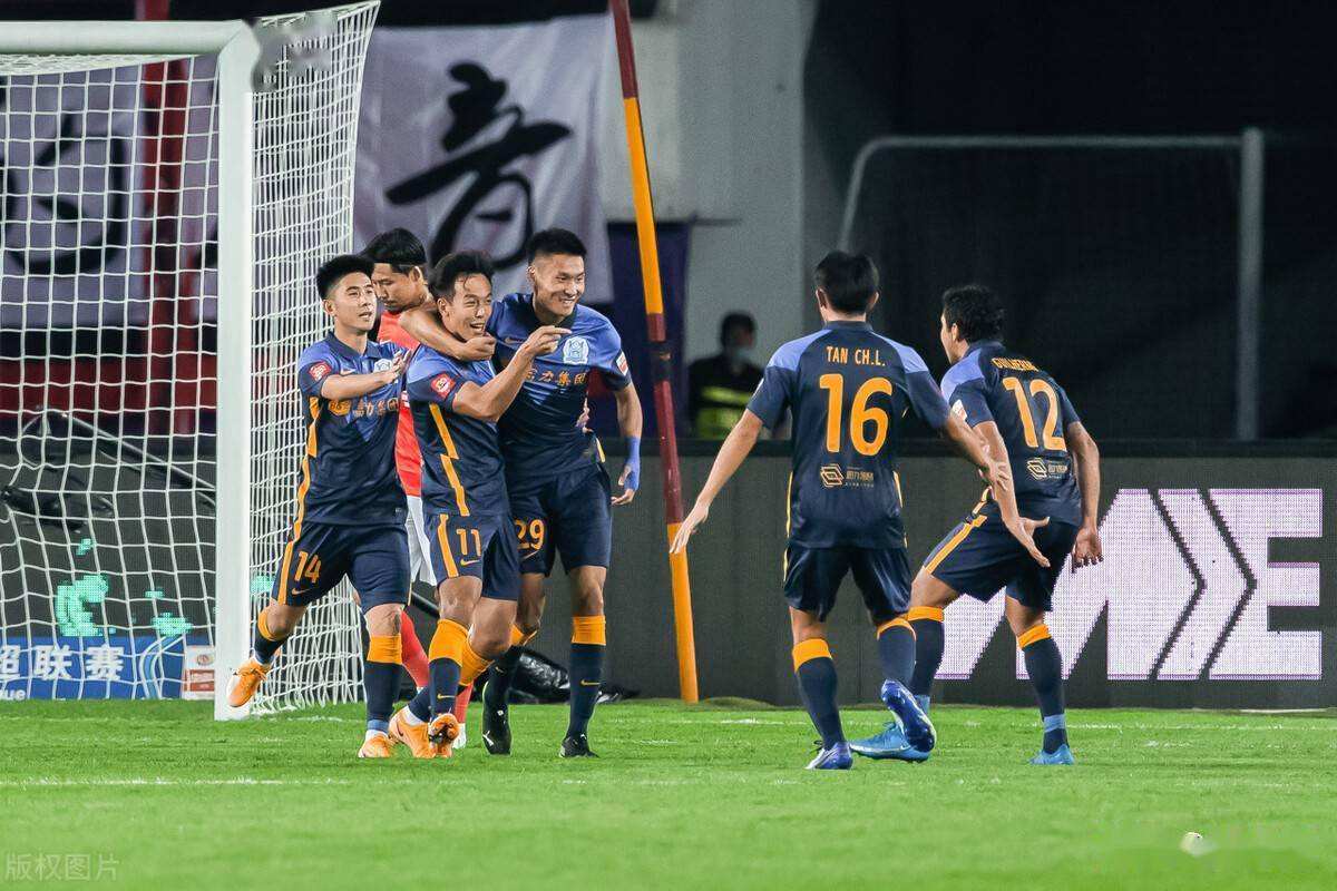 中超上海海港vs武汉长江直播,中超积分榜海港申花同积10分领跑