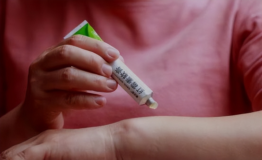 红霉素软膏的淡斑方法小妙招,2元钱的红霉素软膏能治疗什么病