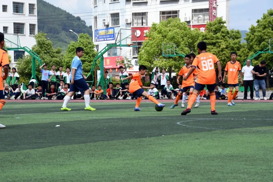 余庆城关一小学校,余庆县一年级小学生