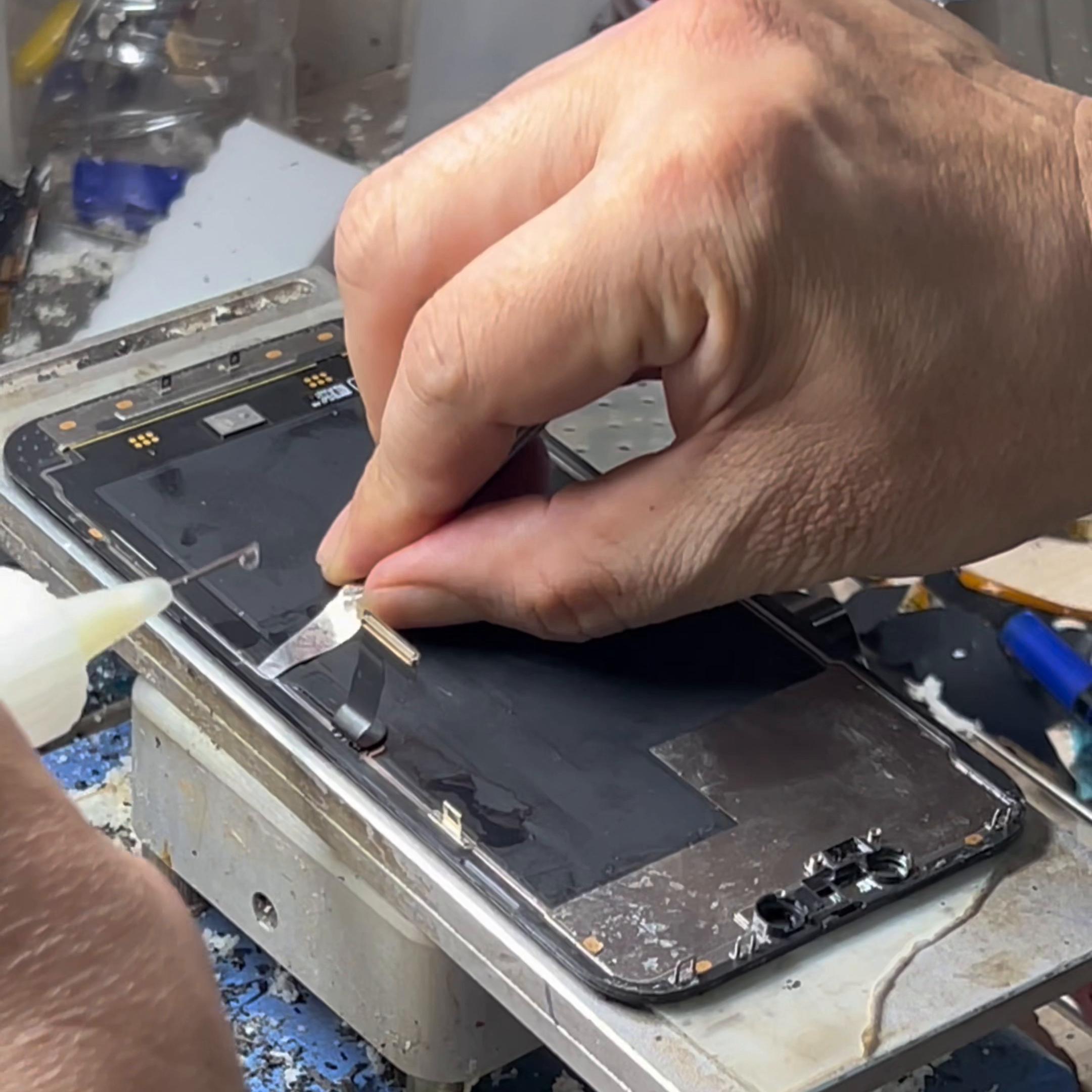 苹果手机进水屏幕失灵怎么办,手机进水屏幕出现竖条纹怎么解决