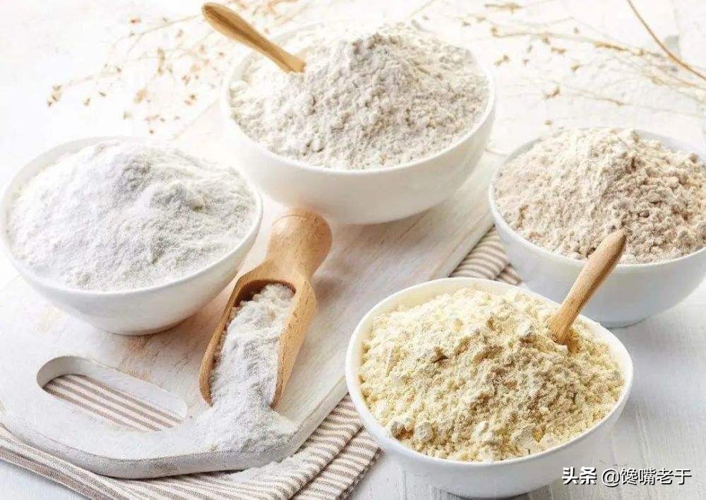 买面粉中筋和高筋哪个好,买面粉时怎样分别面粉好坏