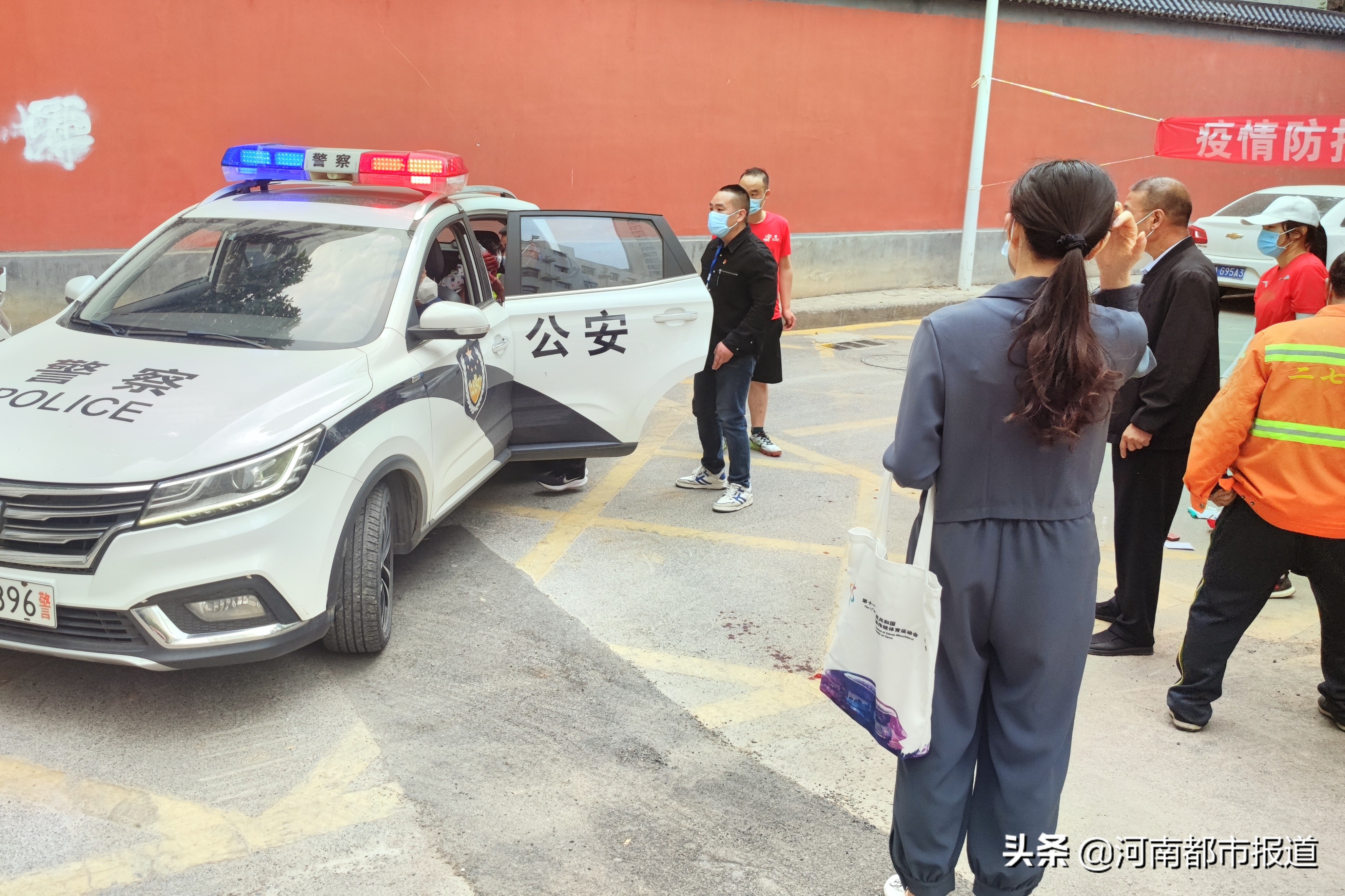 老人车旁摔倒警民暖心救助,民警暴雨中救助受伤老人