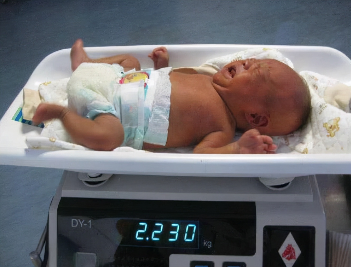 新生儿月子期间体重下降怎么办,月子里20天宝宝体重下降了正常吗