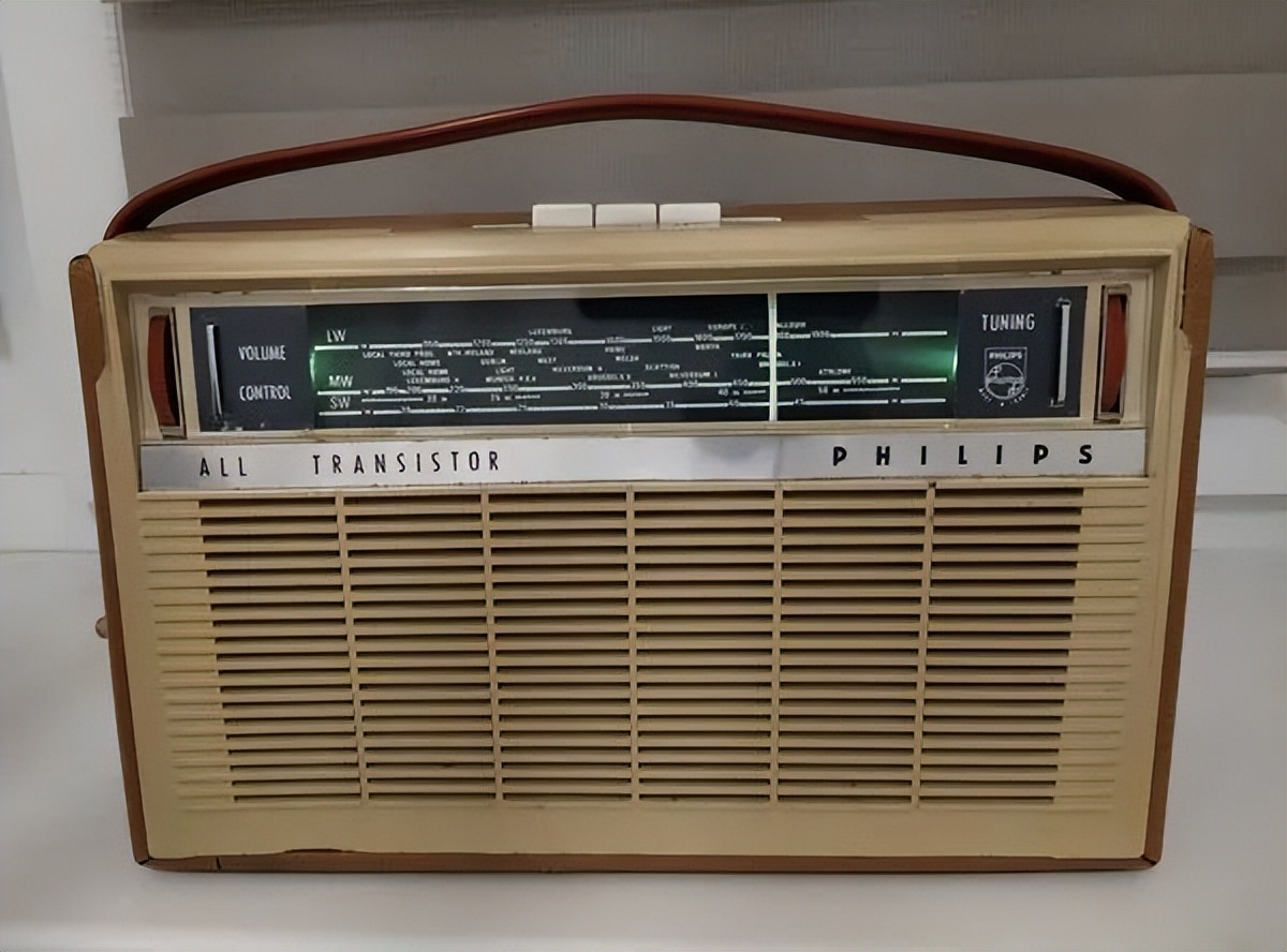 接收空*警袭**报频率|战火下乌克兰火腿对比了60年代和现代收音机