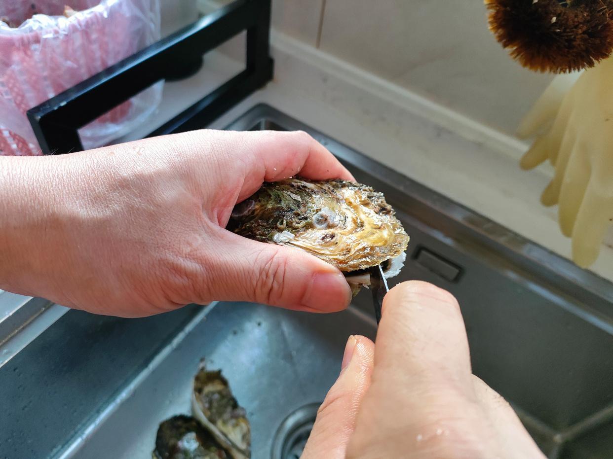 生蚝煮几分钟最好吃最嫩,生蚝最简单的不开壳的吃法