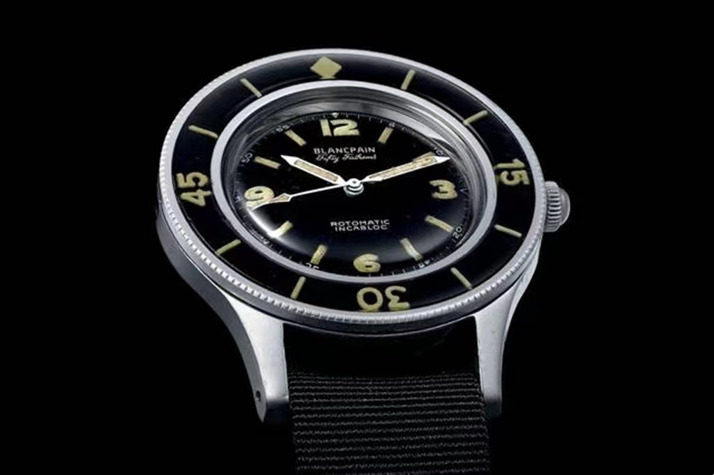 潜水表的发明者,潜水表鼻祖宝珀经典五十噚红金款