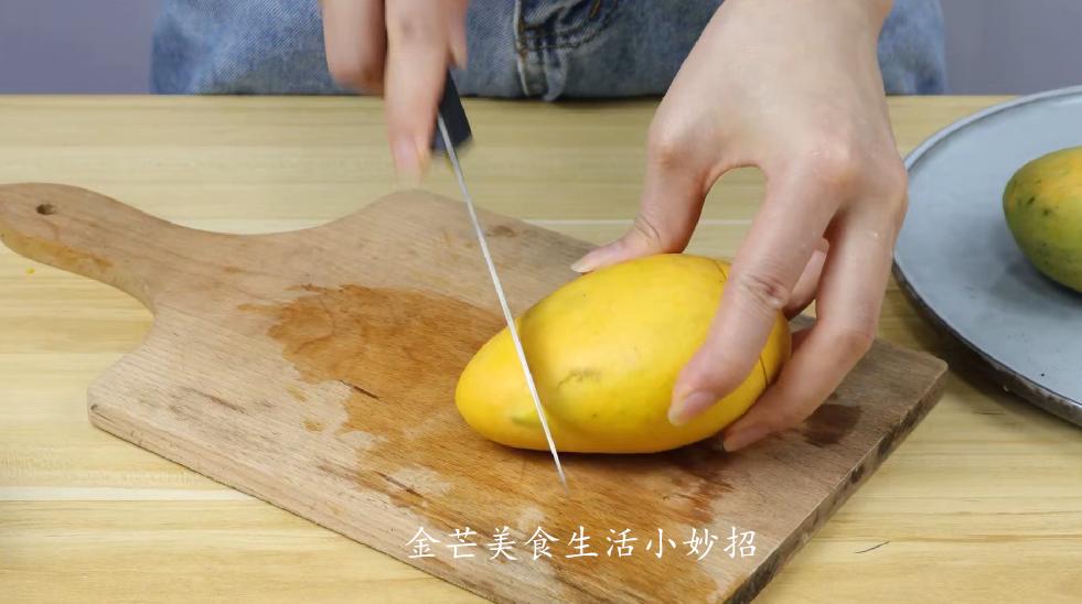 芒果的正确切法不粘手不流汁,不用刀切芒果正确方法