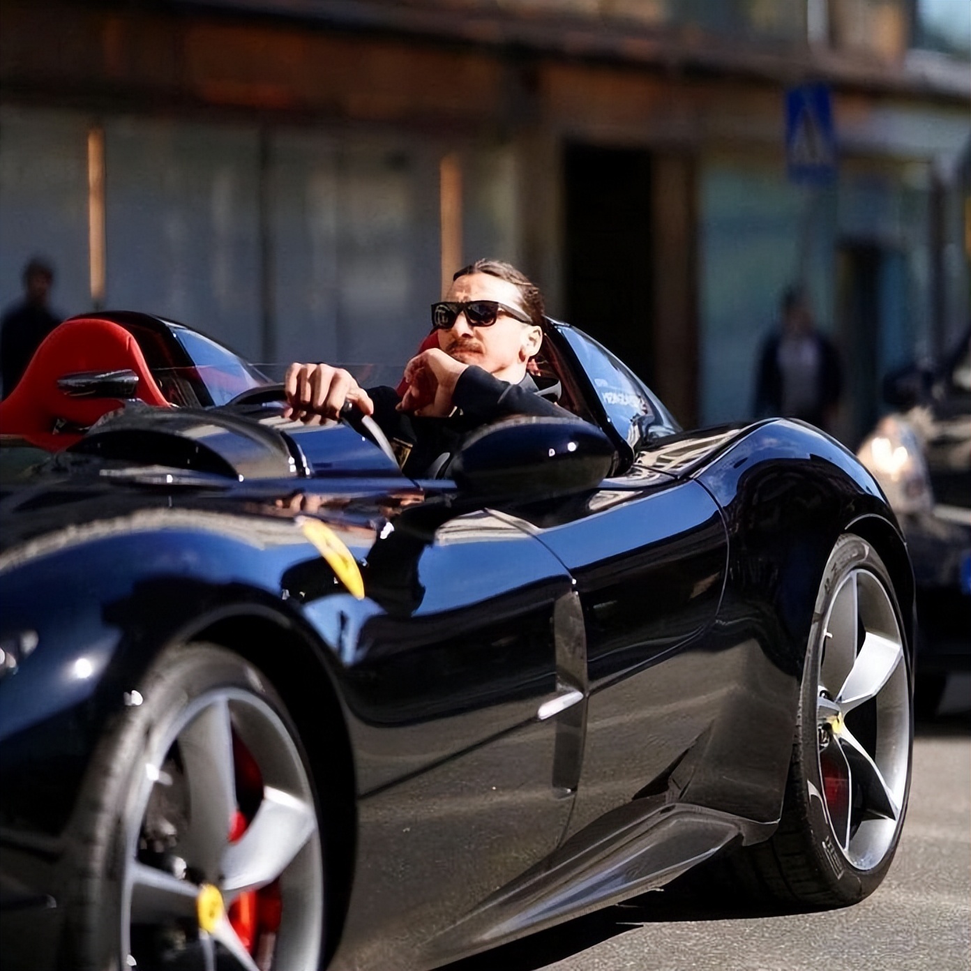 伊布拉希莫维奇的车,伊布豪车豪宅