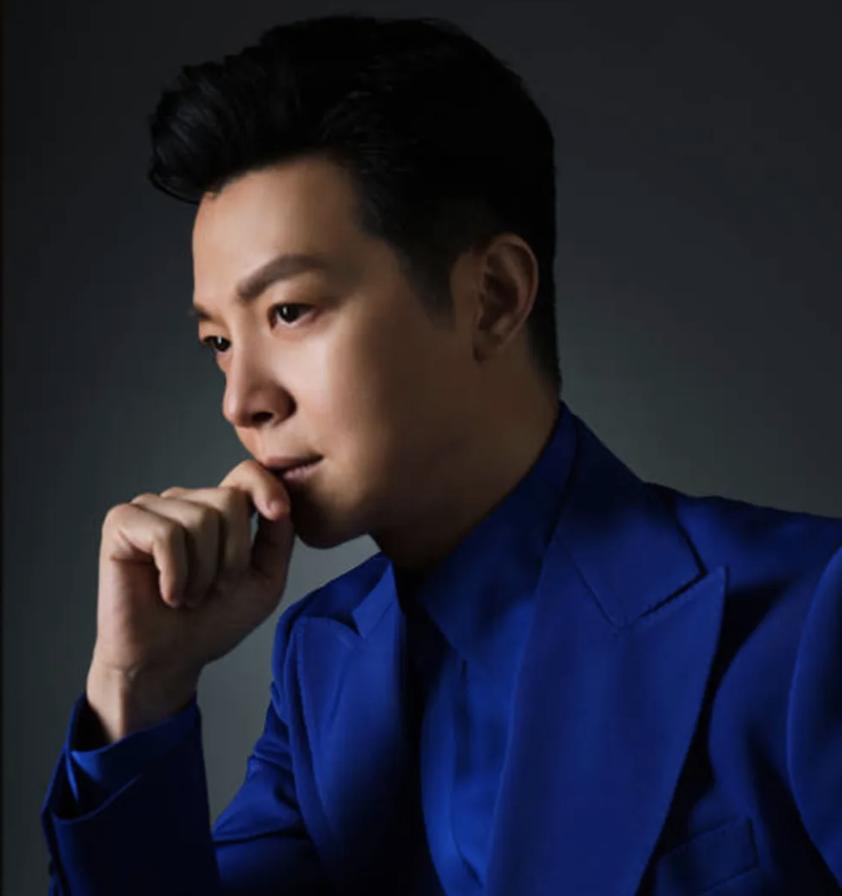 任鲁豫的伤情令人揪心！5位主持人意外摔倒后，展现出敬业和情商