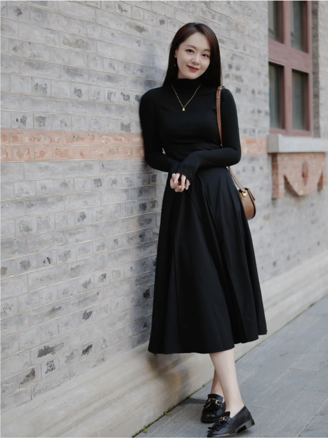 冬季流行鱼尾裙短款羽绒服穿搭,深色羽绒服搭配什么色的半身裙