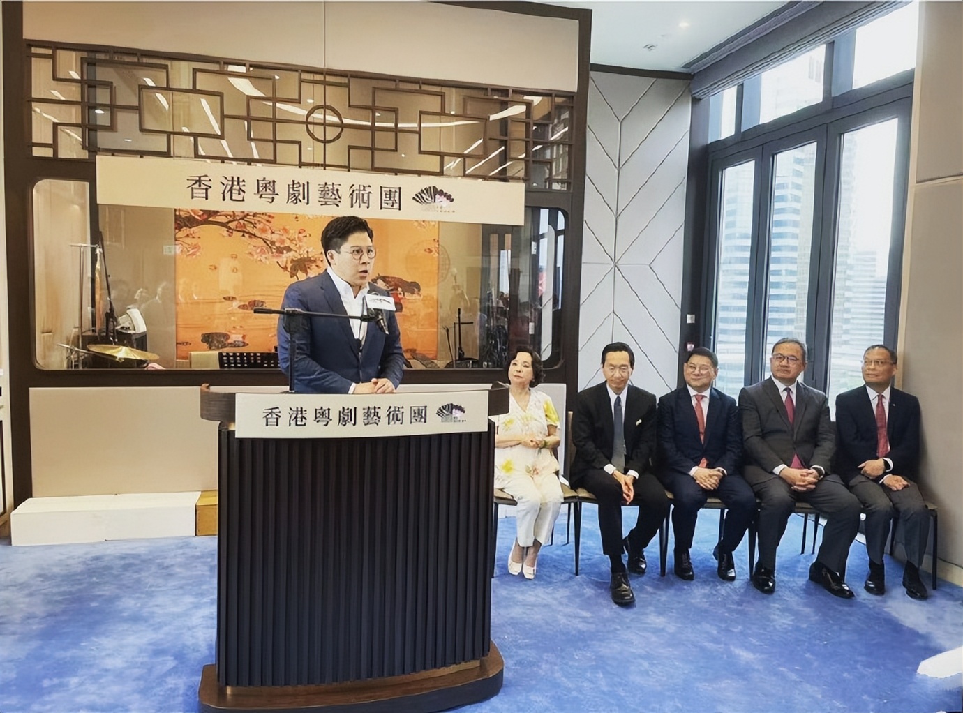 霍启刚郭晶晶看粤剧完整版,赌王带三太参加活动