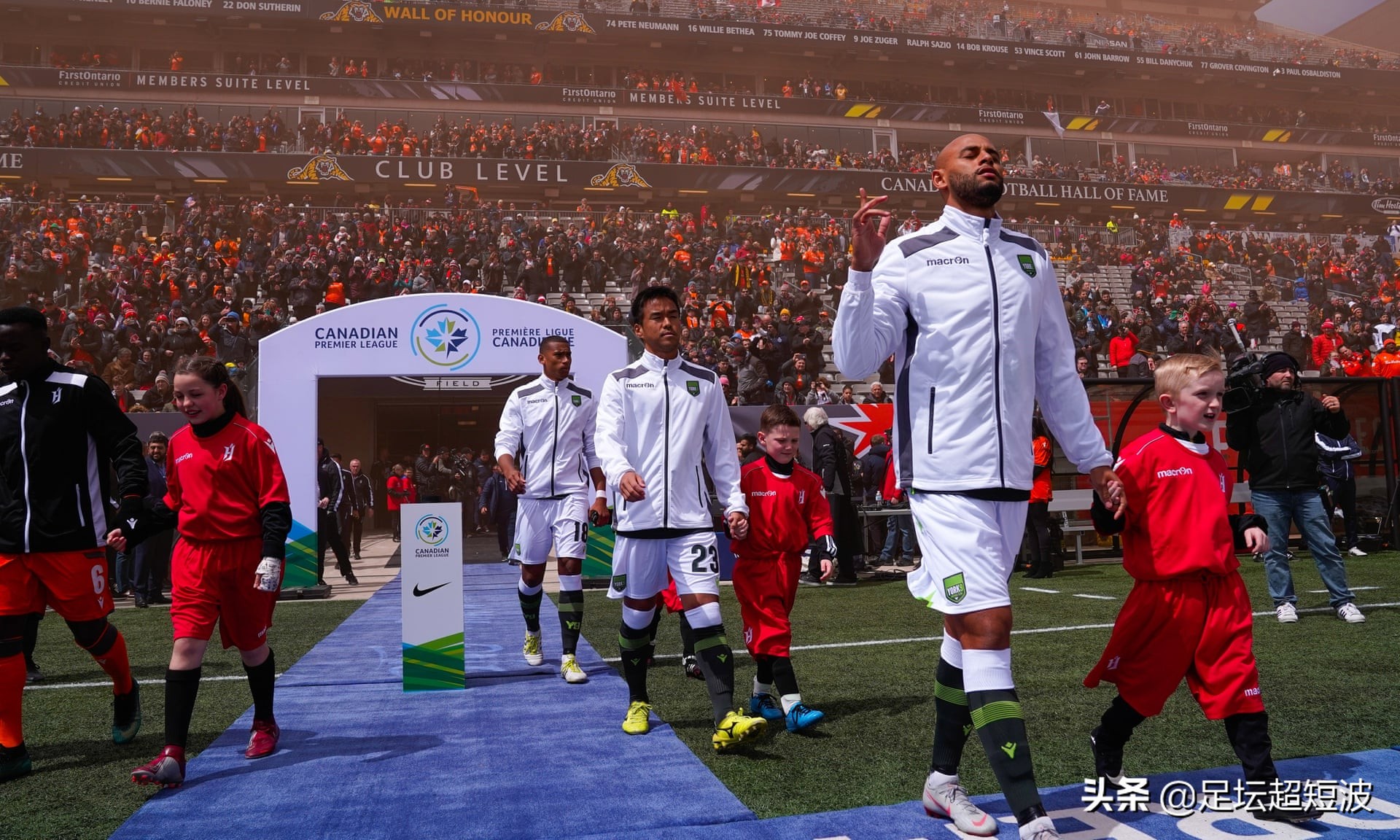 时隔20年再进世界杯,加拿大时隔36年再进世界杯唱国歌