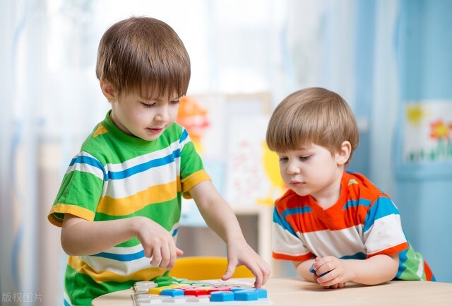 5岁哥哥爱分享，唯独排斥2岁妹妹？化解二胎矛盾，父母要有方法