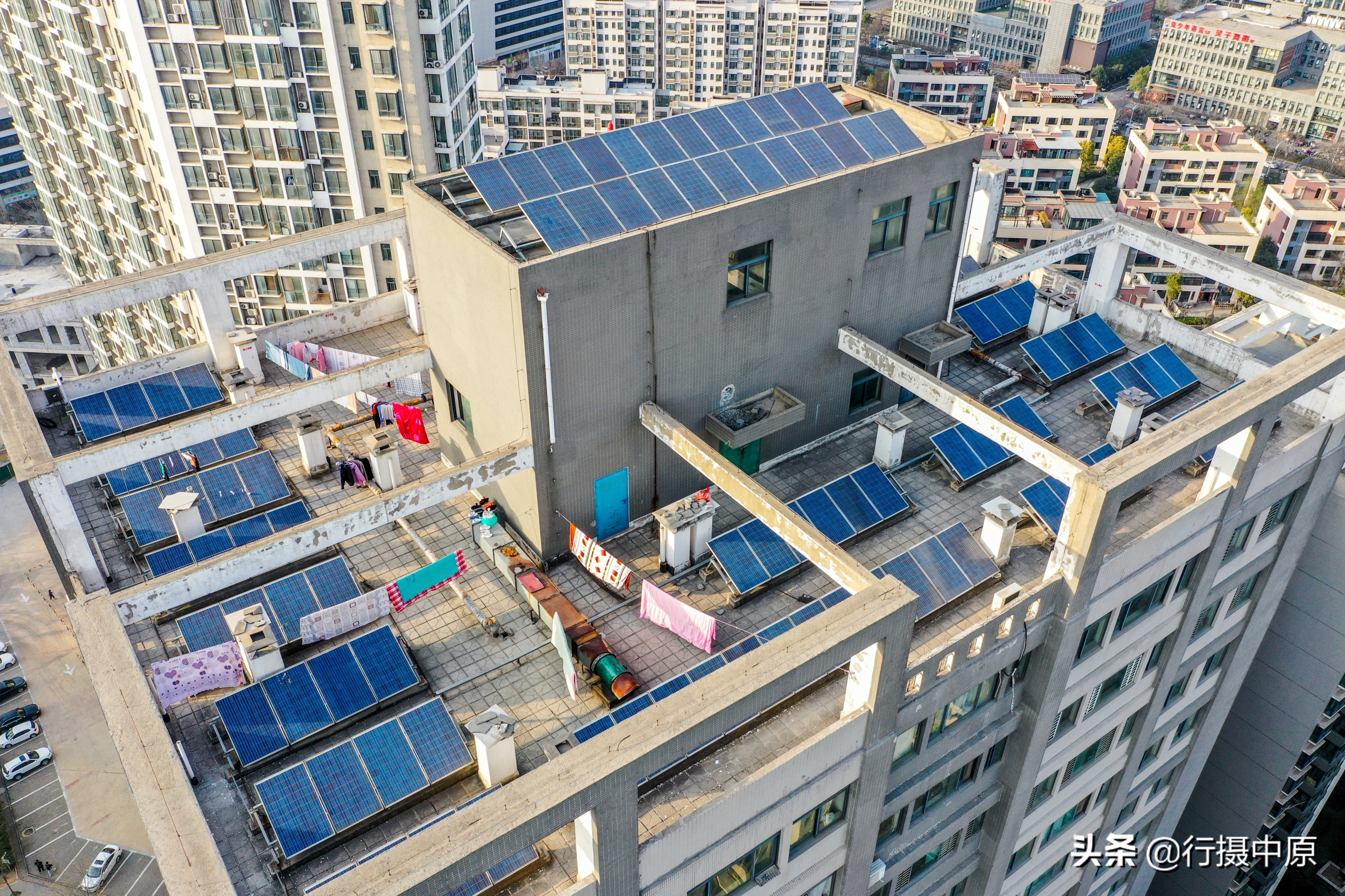 楼顶太阳能板发电,小区每户的太阳能板能独立发电吗