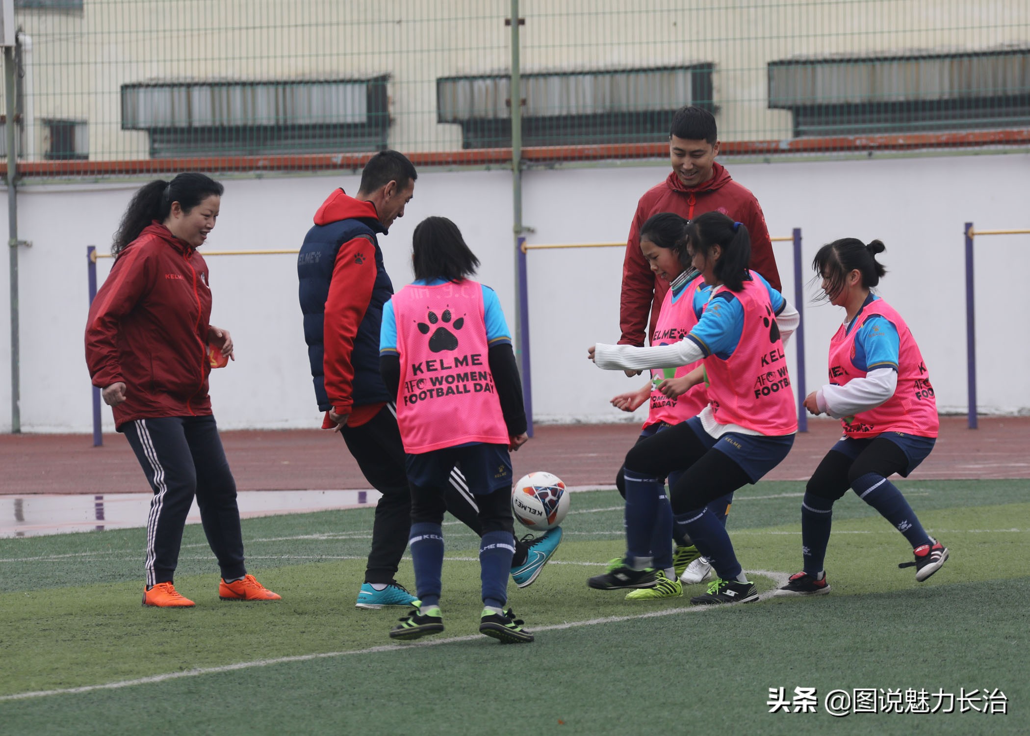 春雨助兴2022年亚足联女足日女孩足球节长治活动在东关小学举行