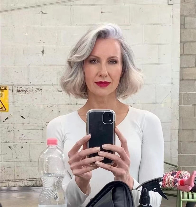 55岁头发少烫什么卷发显年轻,老年花白短卷发