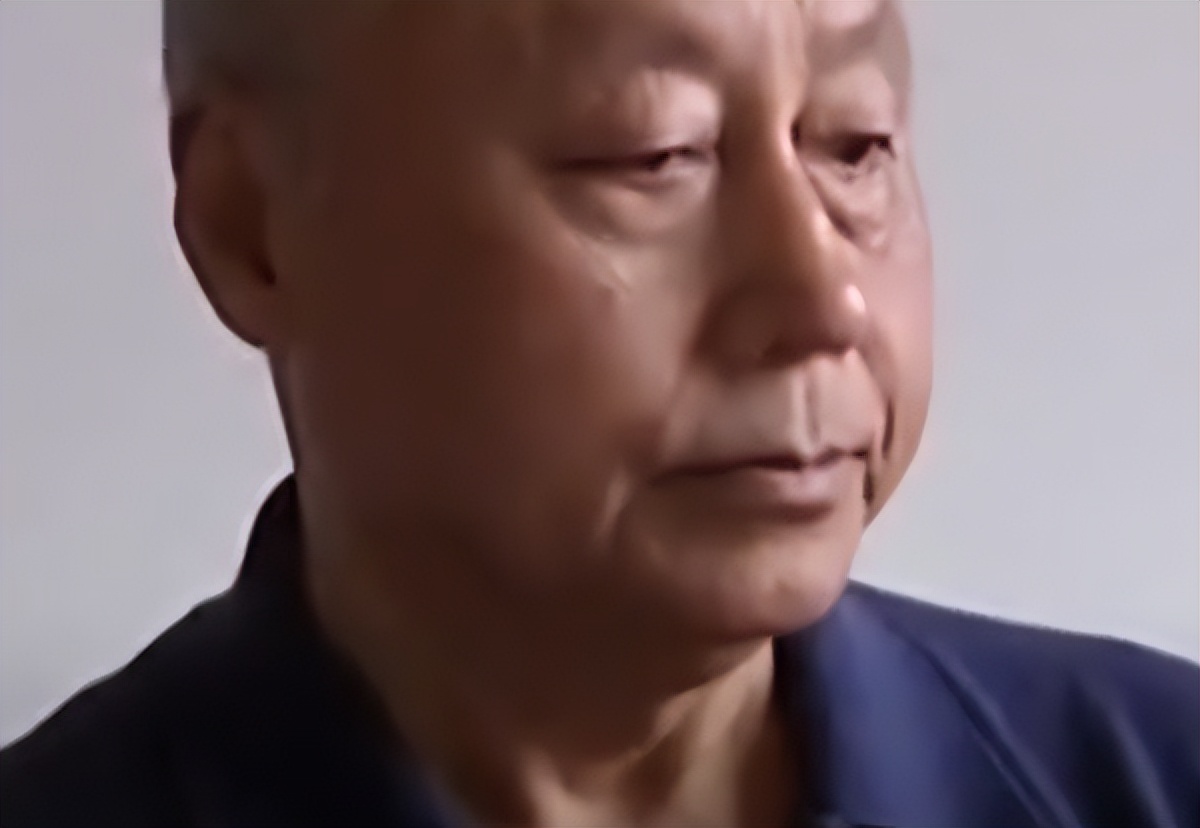 河南老汉600元买来发光水晶，深夜发出强光，专家称萤石夜明珠