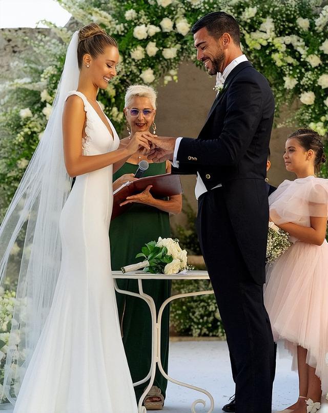 中超旧将娇妻晒美照！穿比基尼秀身材，曾被誉为中超最美太太