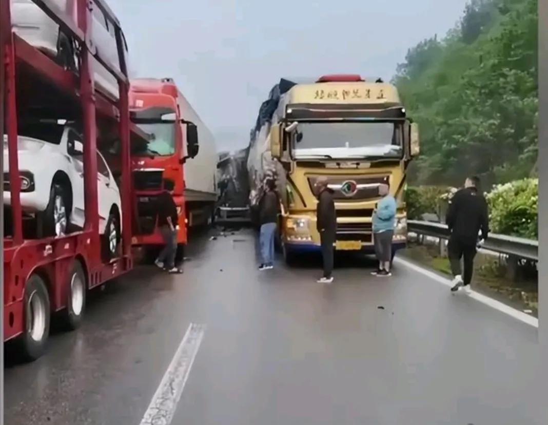 福建晋江开往重庆丰都的大客车,福建晋江到丰都大巴侧翻的视频