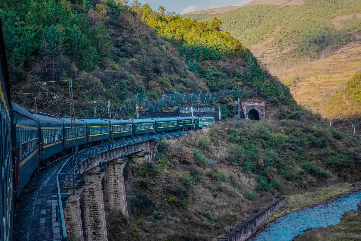 进入隧道耳朵不舒服是什么原因,高铁进隧道耳朵有压迫感怎么办