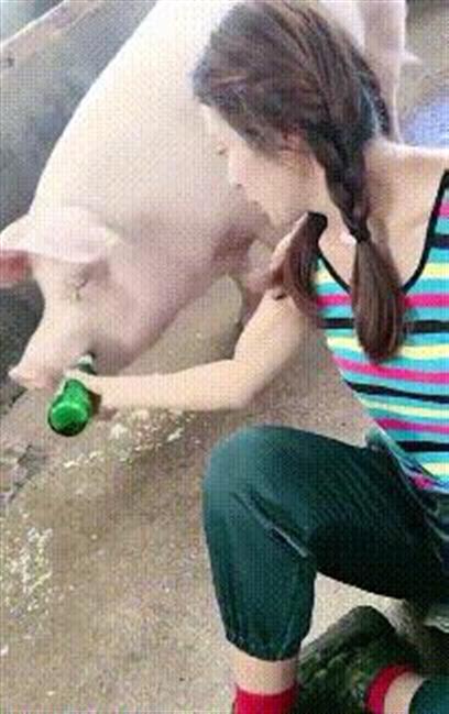 老弟儿!你的衣服可真够任性的,还好你不认识中文,尴尬死了!