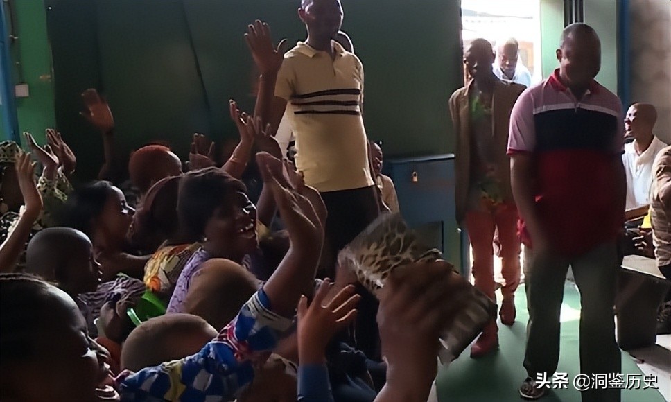 2018年非洲“先知”卖万能神药,用柠檬水兑汽油,一年狂捞1000万