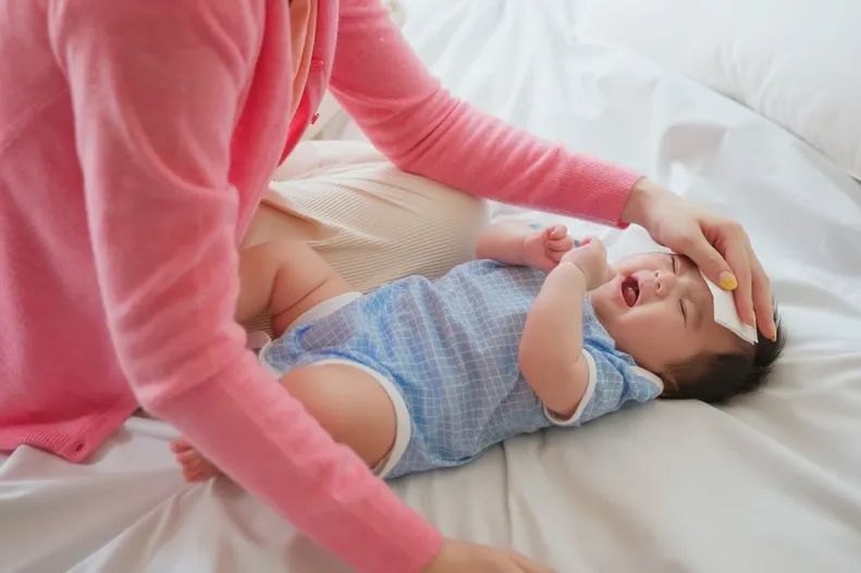 孩子睡觉突然发烧要叫醒喂药吗,宝宝发烧38.5睡着了用叫醒喂药吗