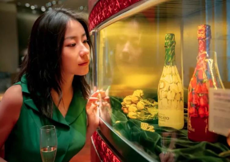 90后北京美女，靠卖酒爆红，一场直播卖100万，年入3.5亿，凭啥？