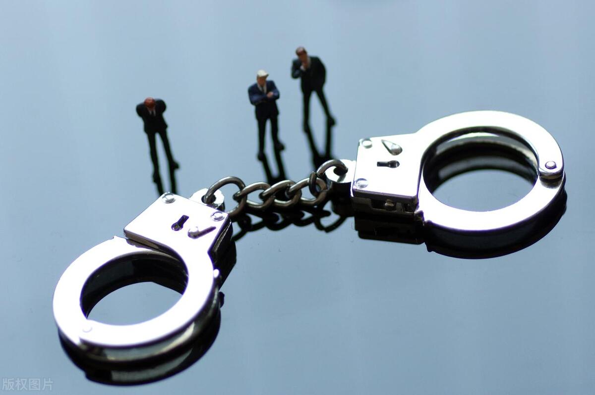 隔空猥亵会比猥亵判得轻吗,隔空猥亵是违法还是犯罪