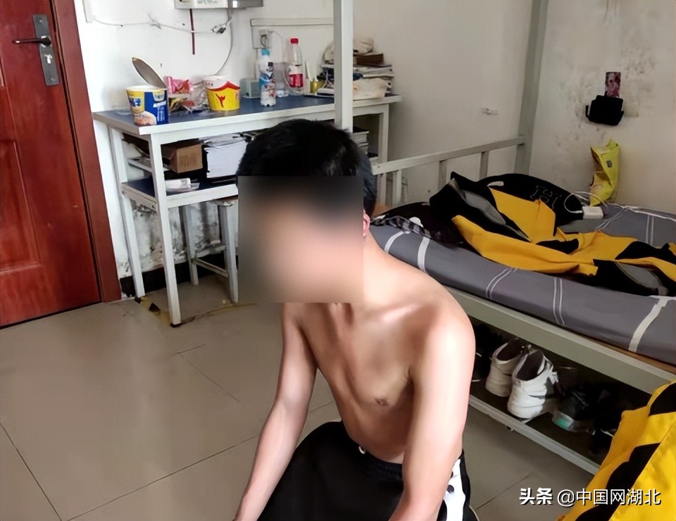 校园霸凌抽皮带,学生被霸凌三年校方回应