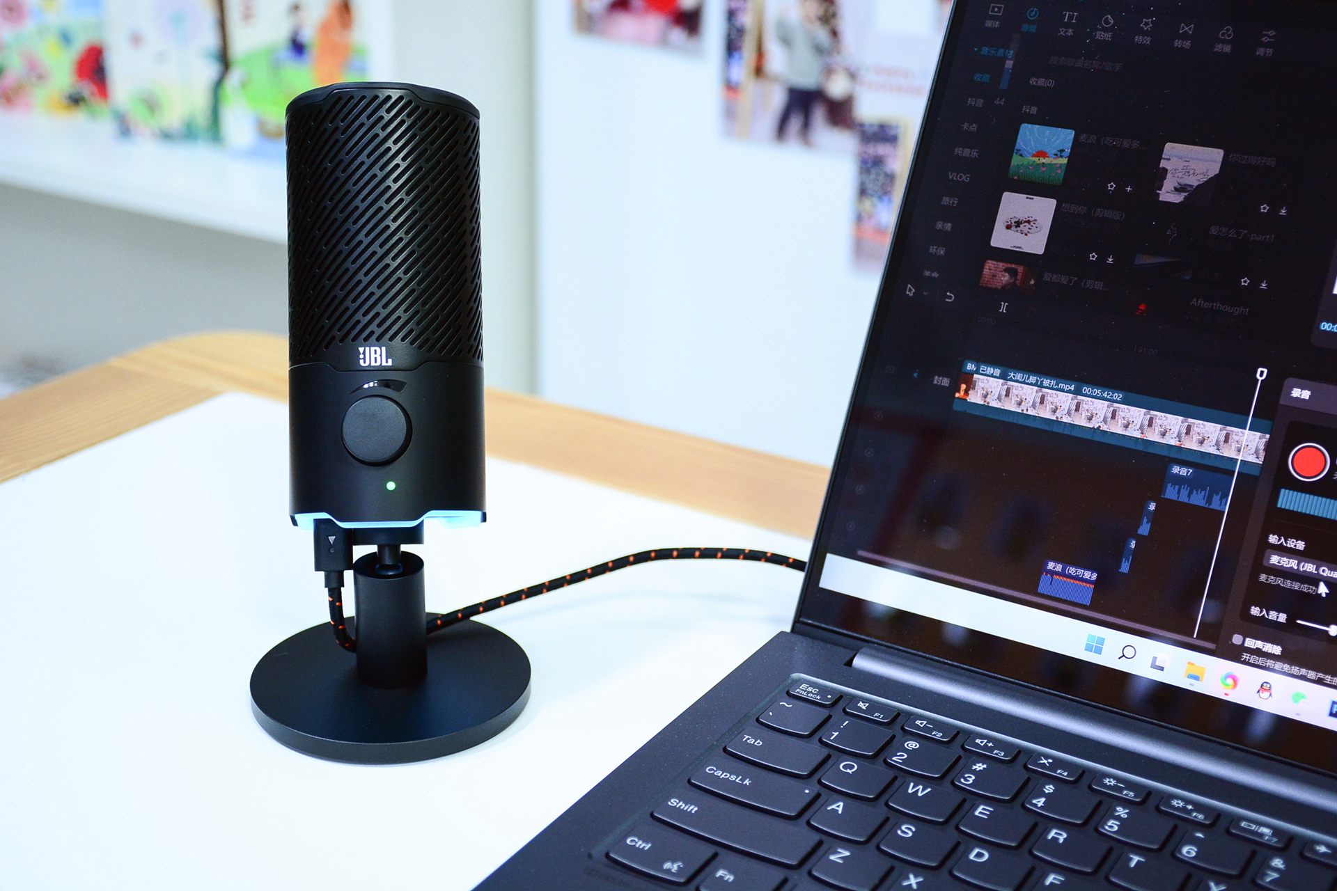 头部UP主推荐的麦克风，JBLQuantumStream，即插即用两种拾音模式