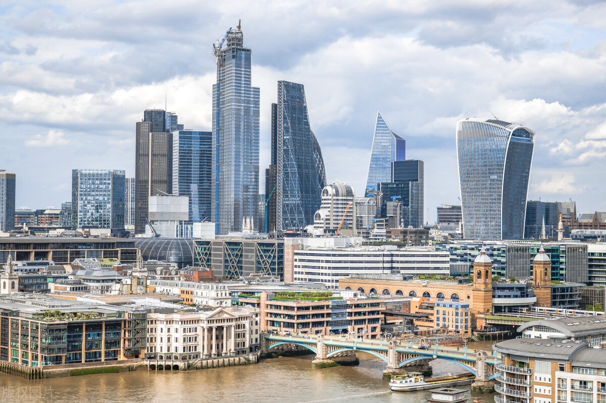 去英国留学三年大概花费是多少,英国留学读研一年费用花费多少