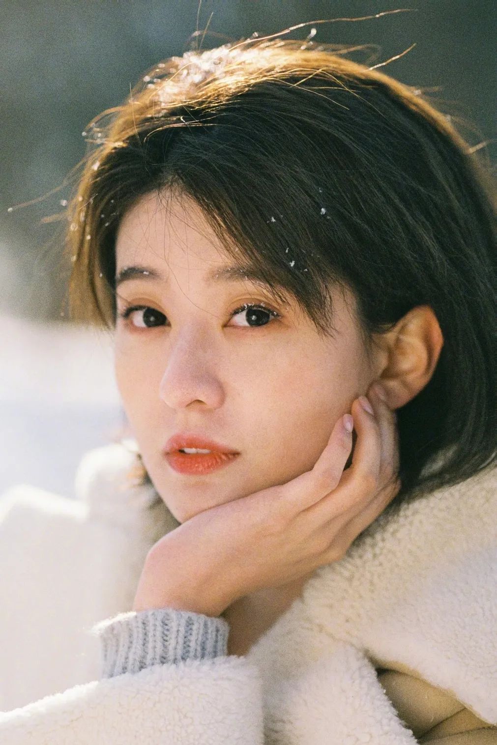 别再披头散发了教你一招秒变女神,今年别再披头散发了三款减龄发型