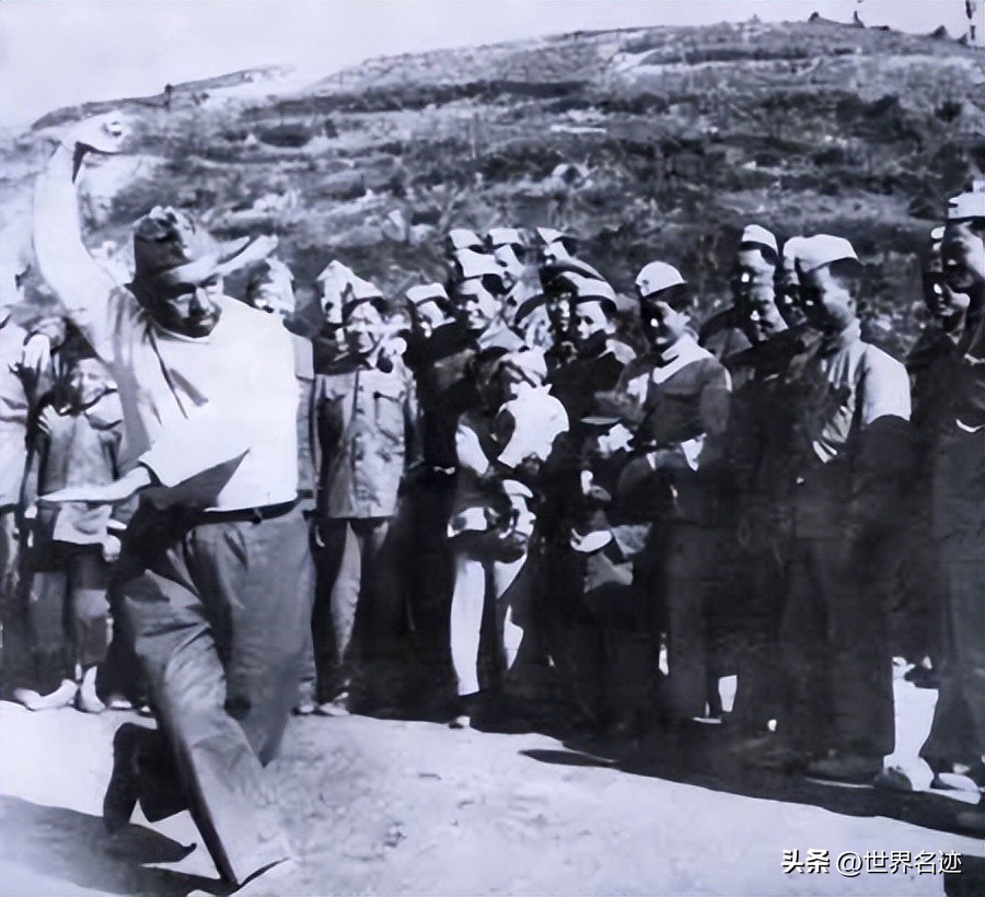 1980年*国锋华**视察南京军区，*世友许**称病不见，*国锋华**亲自登门拜访