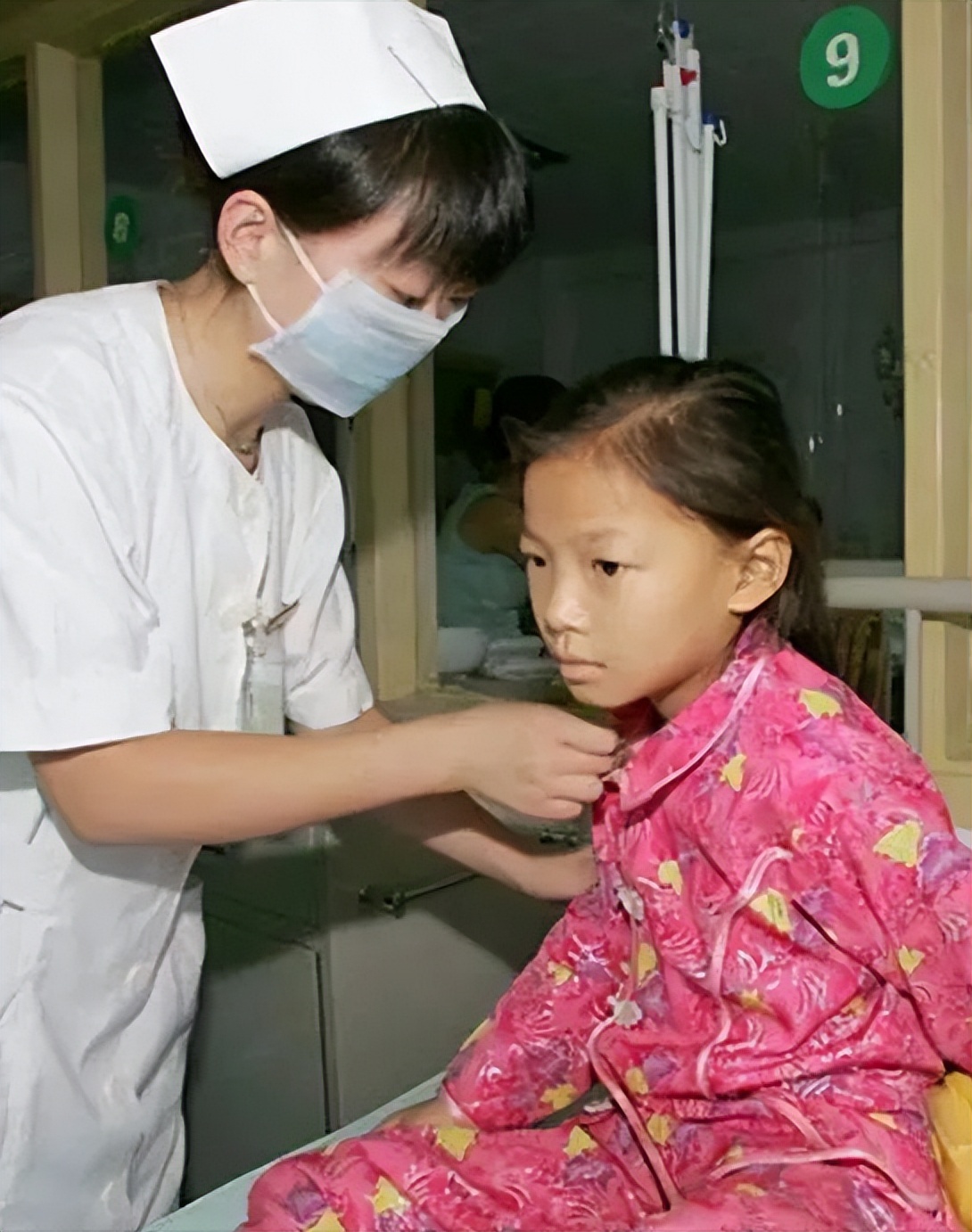 小女孩得了白血病因为穷放弃治疗,13岁女孩患白血病求妈妈放弃治疗