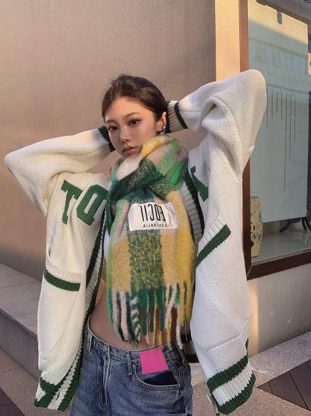 冬天搭配棉衣围巾系法,冬天比较惊艳的穿搭围巾