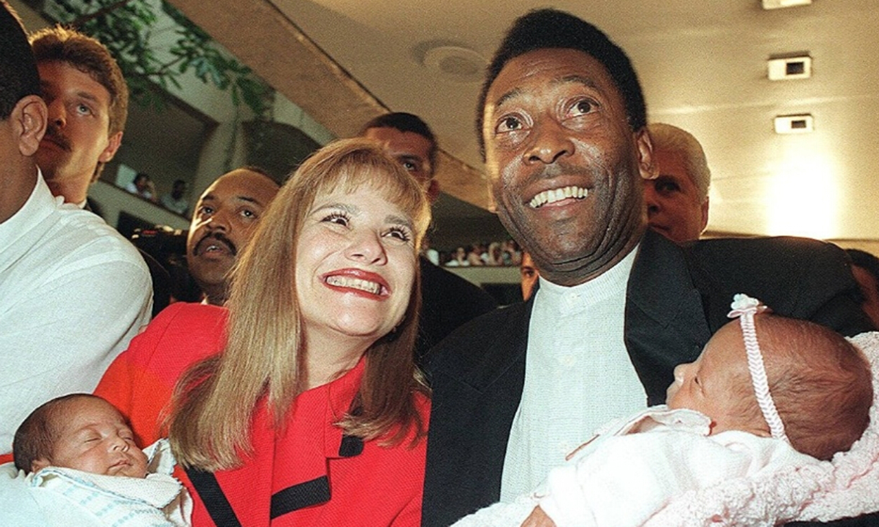 球王贝利第三任妻子,球王贝利结过几次婚