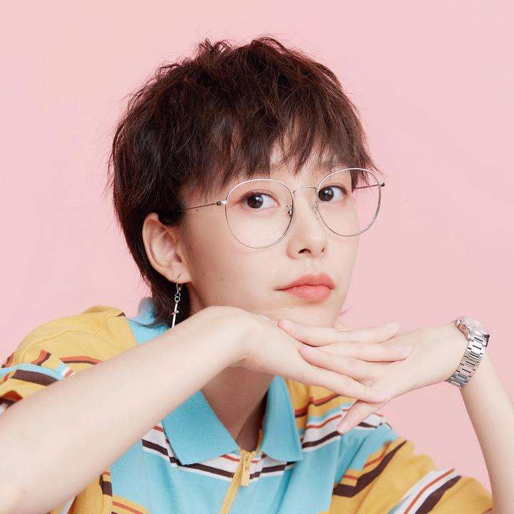 papi酱旗下港风女神,papi酱蓝色战衣