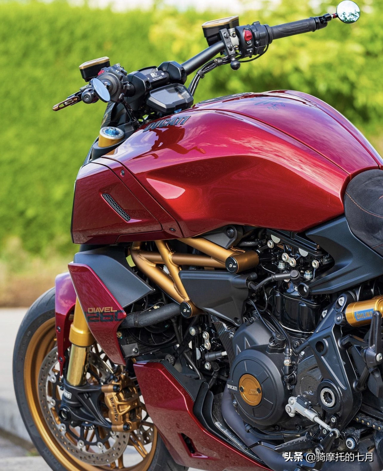 冬天骑杜卡迪是一种什么样的体验,路上偶遇杜卡迪红色大魔鬼