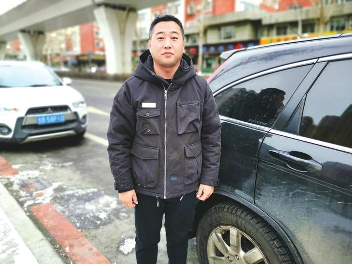 救人的小伙被找到,救人的白衣大哥找到了吗