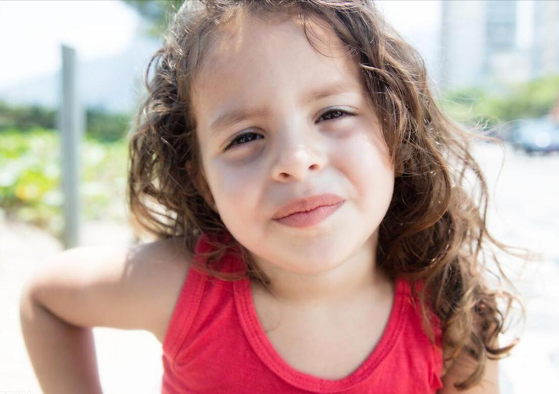 村霸领3只大狗围住6岁小女孩，狗主人叫嚣，被咬了就去打疫苗