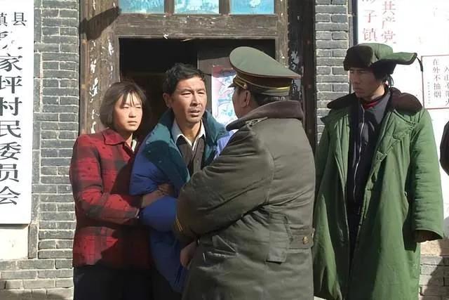 女大学生被人贩子卖进大山 (女大学生被人贩子养了20年)