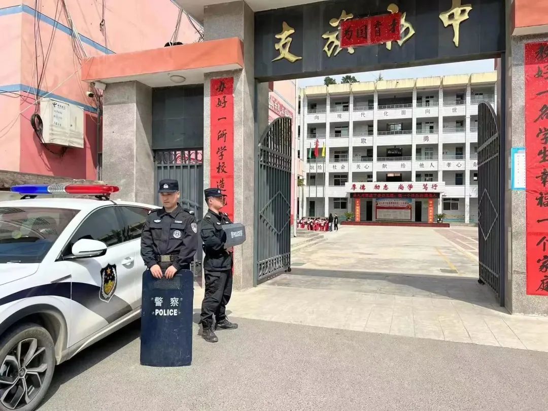 户政窗口周末开辟“学生*证办**”专场【三分钟速览成县公安动态】