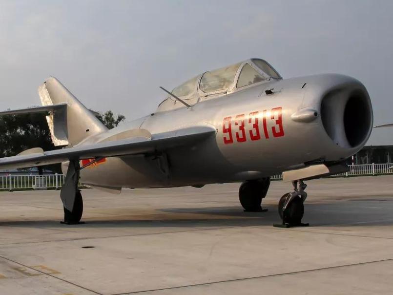 败类王学成，1983年驾驶歼5战机叛逃台湾，邓丽君亲自接风洗尘