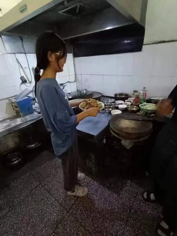 一家七口生活困难，19岁女孩高考后到餐馆打工：能挣一点是一点