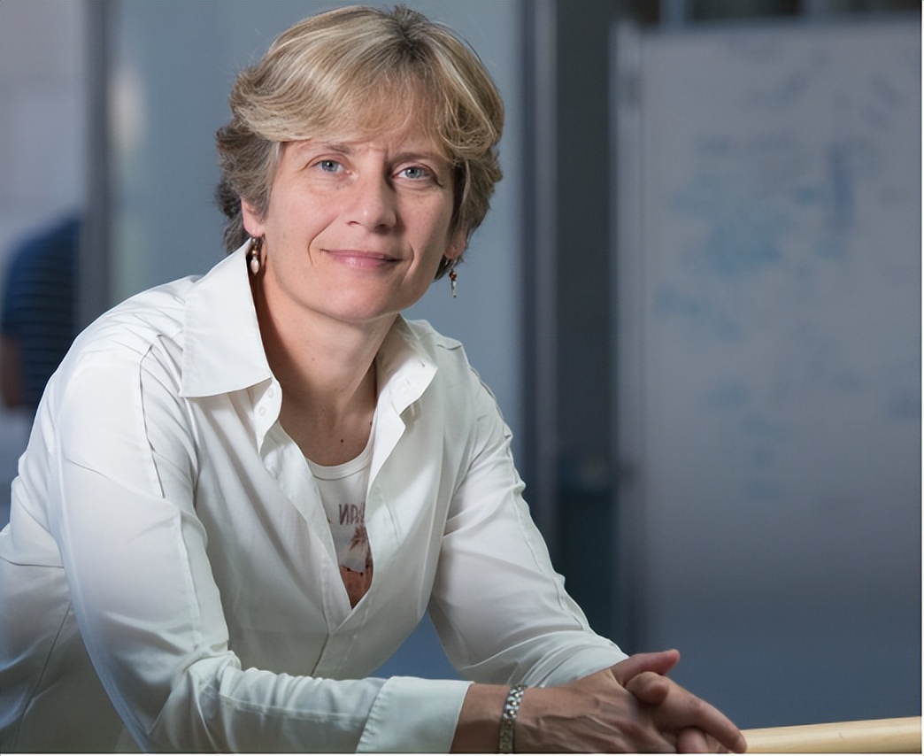 体育特长、哈佛学霸、乐队、化学诺奖！她的经历小说都不敢编