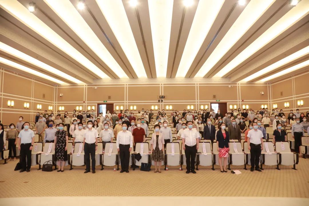 传道先明道，培根先铸魂，做“经师”与“人师”的统一者——复旦大学教师节表彰大会隆重举行