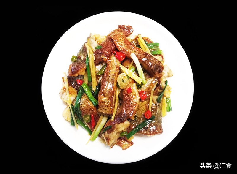 韭菜花炒鱿鱼虾仁干鲍鱼,虾仁鸡蛋白菜春卷