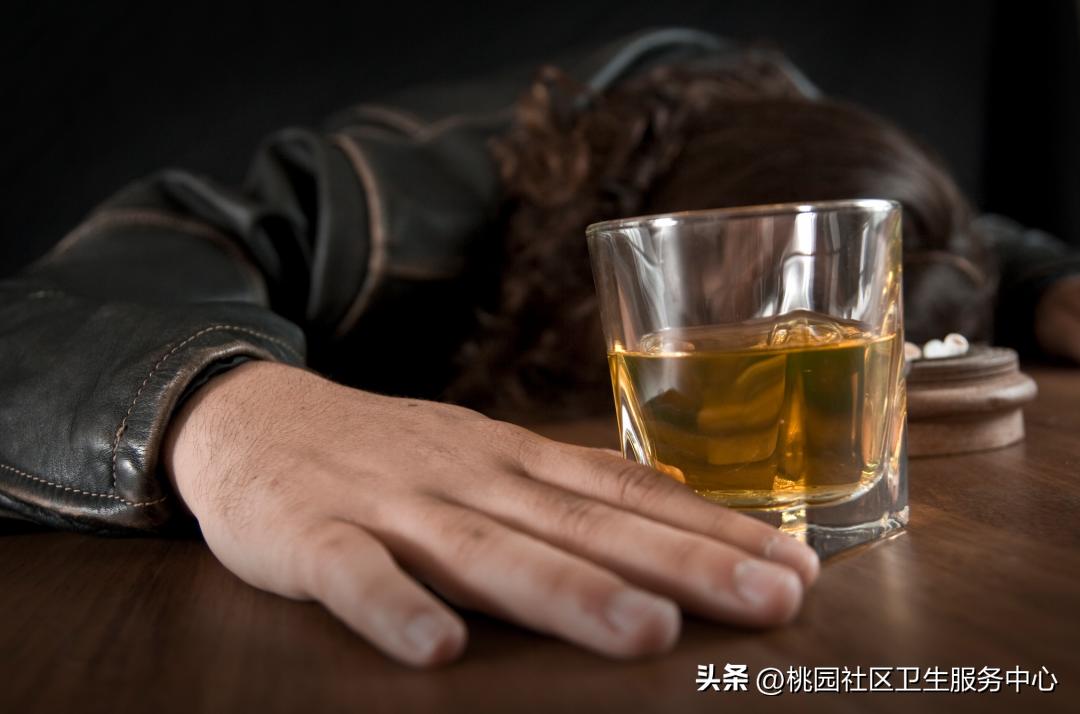 服用这7类药物千万别喝酒,节日期间别酒驾的提醒